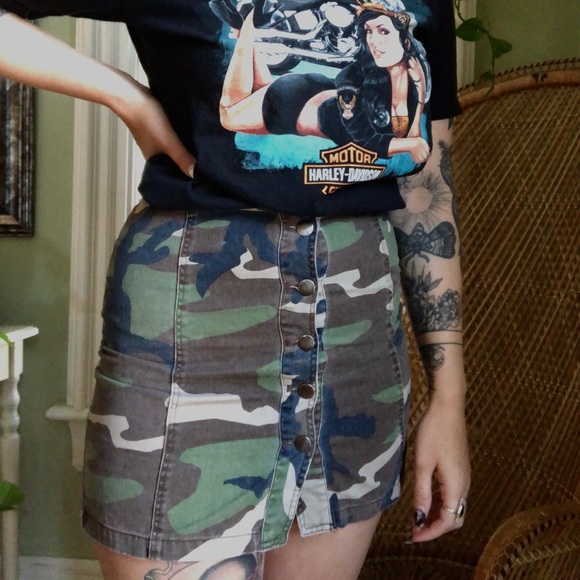 🌿 Button Up Camo Skirt. 🌿 - Picture 1 of 5